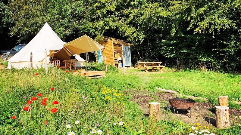 What is the difference between camping and glamping?